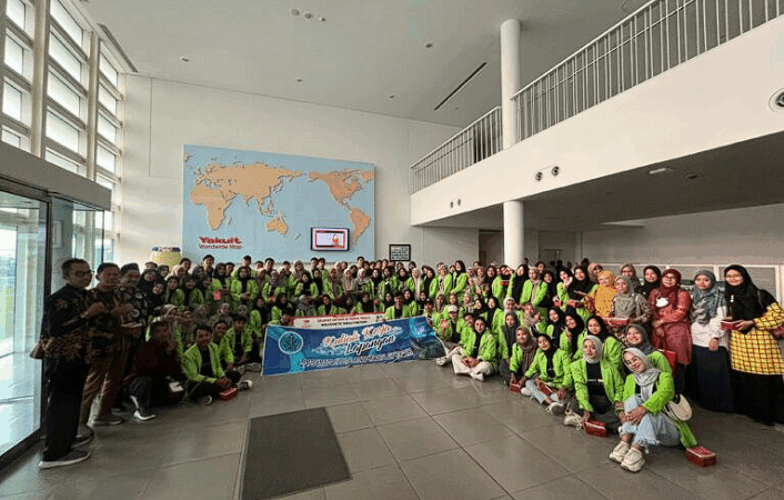 KKL Prodi Akuntansi Syariah Diisi dengan Kunjungan ke Pabrik Yakult Mojokerto