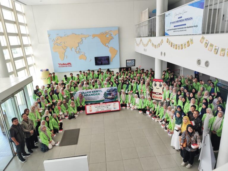 Dari Kampus ke Dunia Industri, Mahasiswa Akuntansi Syariah 2023 KKL di PT Yakult Mojokerto