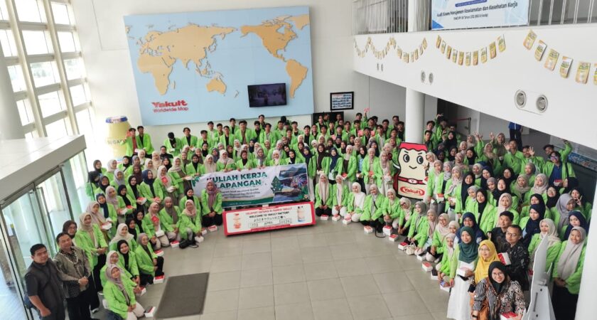 Dari Kampus ke Dunia Industri, Mahasiswa Akuntansi Syariah 2023 KKL di PT Yakult Mojokerto